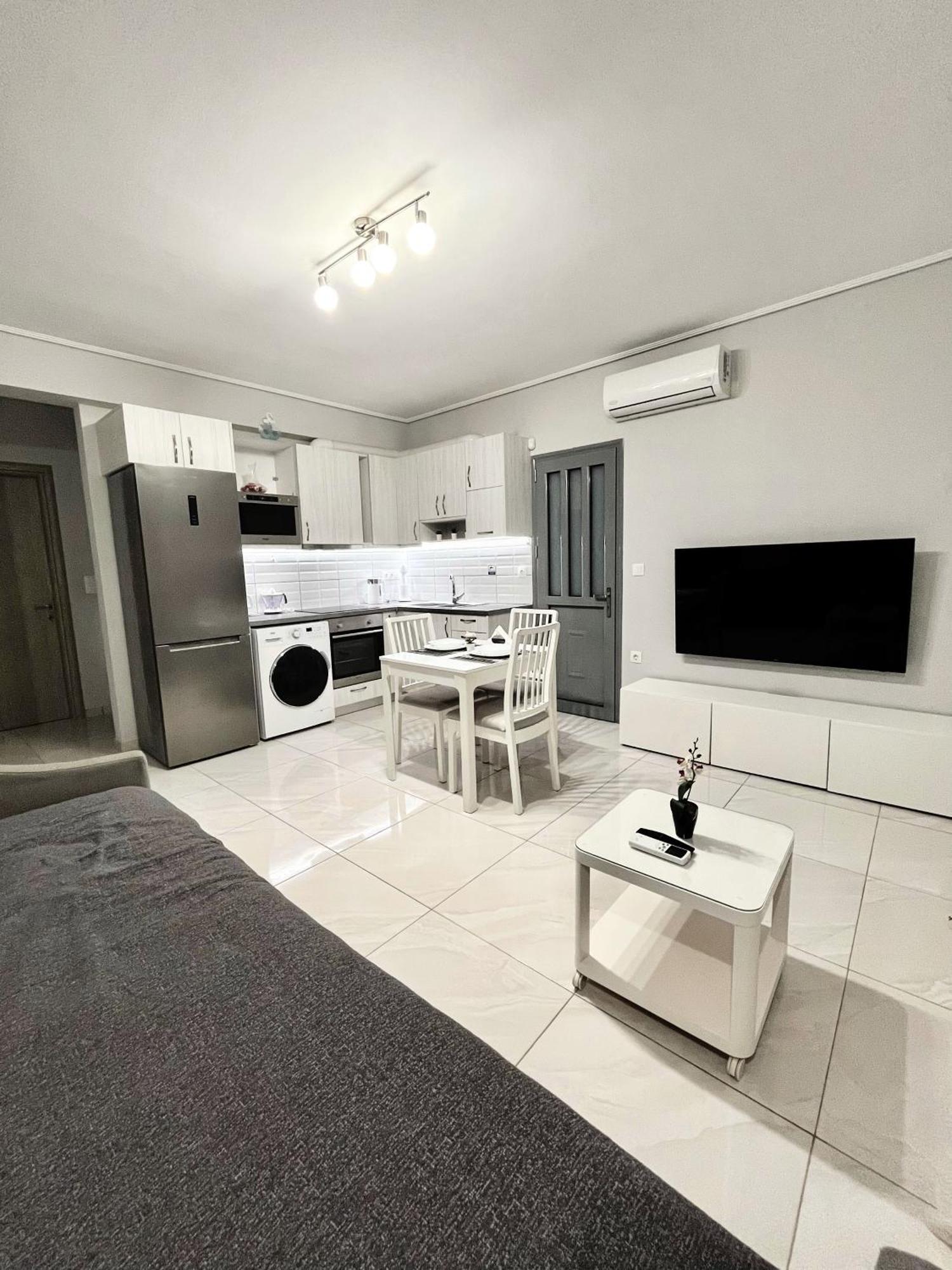 Blueline Apartment 3 Loutráki Eksteriør billede
